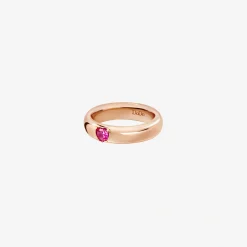 Alternative view of Anello cuore in oro rosa con rubino sintetico